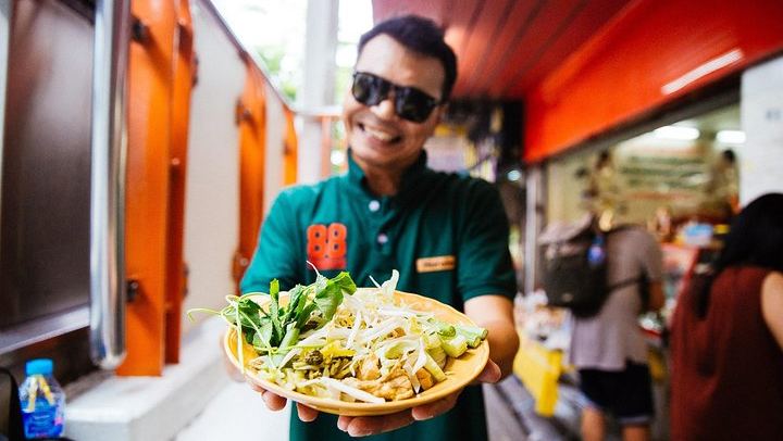 Private Or Tor Kor Market Food Tour with Six Tastings