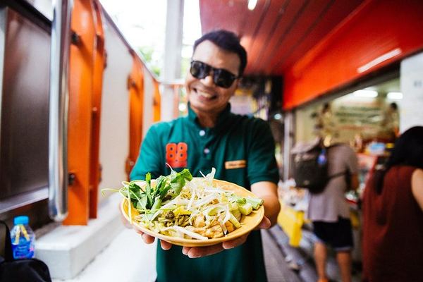 Private Or Tor Kor Market Food Tour with Six Tastings