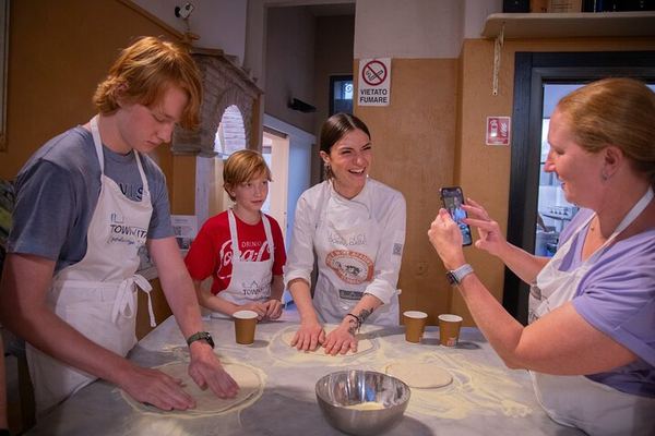 Pizza from Dough to Oven in Florence, with Gelato Unlimited