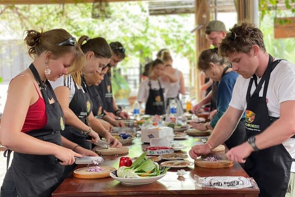 Hangcoconut: Cooking Where the Coconut Forest Hid a War
