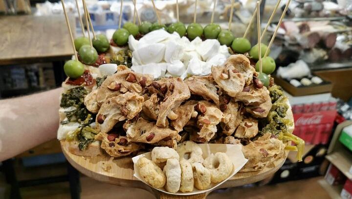 From the Greek Walls of Piazza Bellini to Via Toledo, Eating