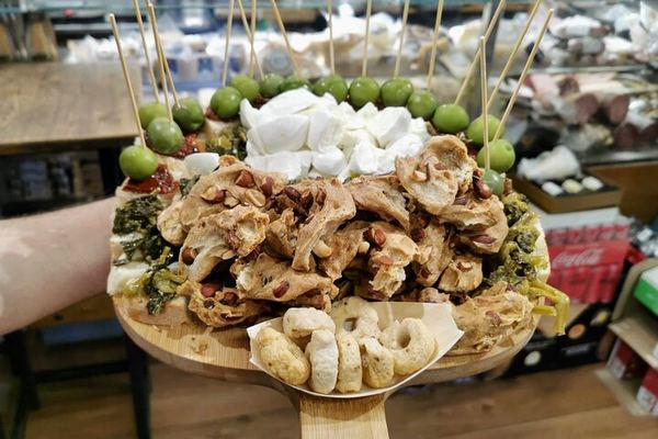 From the Greek Walls of Piazza Bellini to Via Toledo, Eating