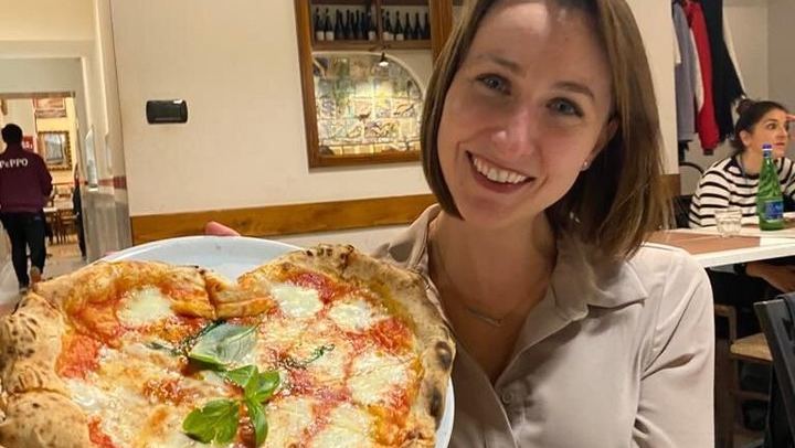 Free-Flowing Wine, One Pizza, Three Hours in Chiaia