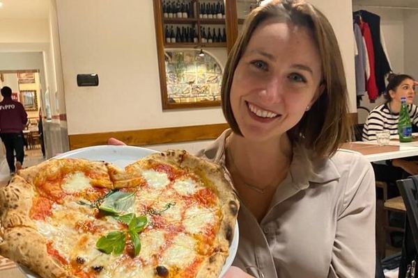 Free-Flowing Wine, One Pizza, Three Hours in Chiaia