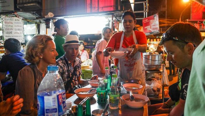Yaowarat Night Food Tour: 12 Tastings from Seven Stalls
