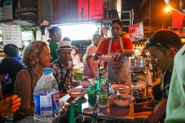 Yaowarat Night Food Tour: 12 Tastings from Seven Stalls