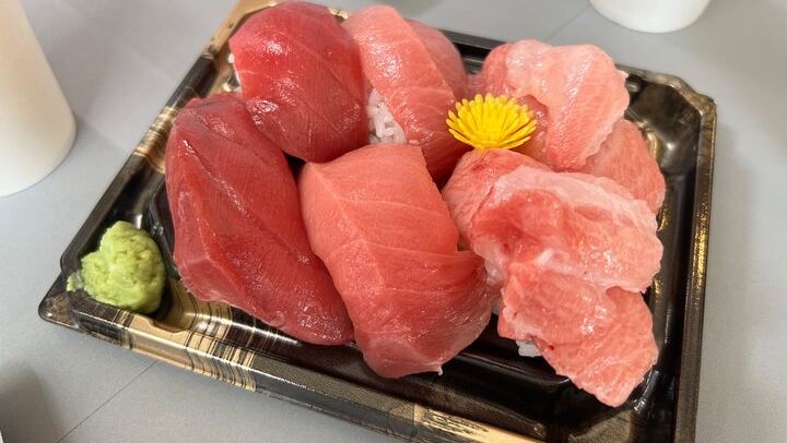 A Guide Through Tsukiji, and You Buy What You Want
