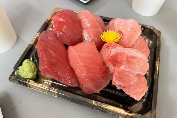 A Guide Through Tsukiji, and You Buy What You Want