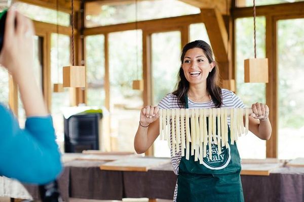 Tuscan Farmhouse Pasta and Tiramisu Class with a Market Visit