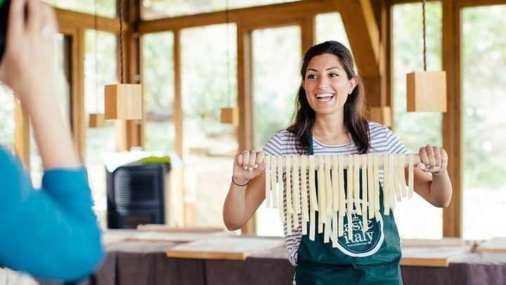 Tuscan Farmhouse Pasta and Tiramisu Class with a Market Visit