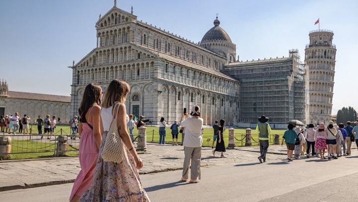 Pisa First, Then San Gimignano and Siena, with a Wine Lunch