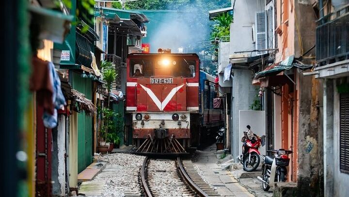Seven Dishes and the Train Street, Eight People Only